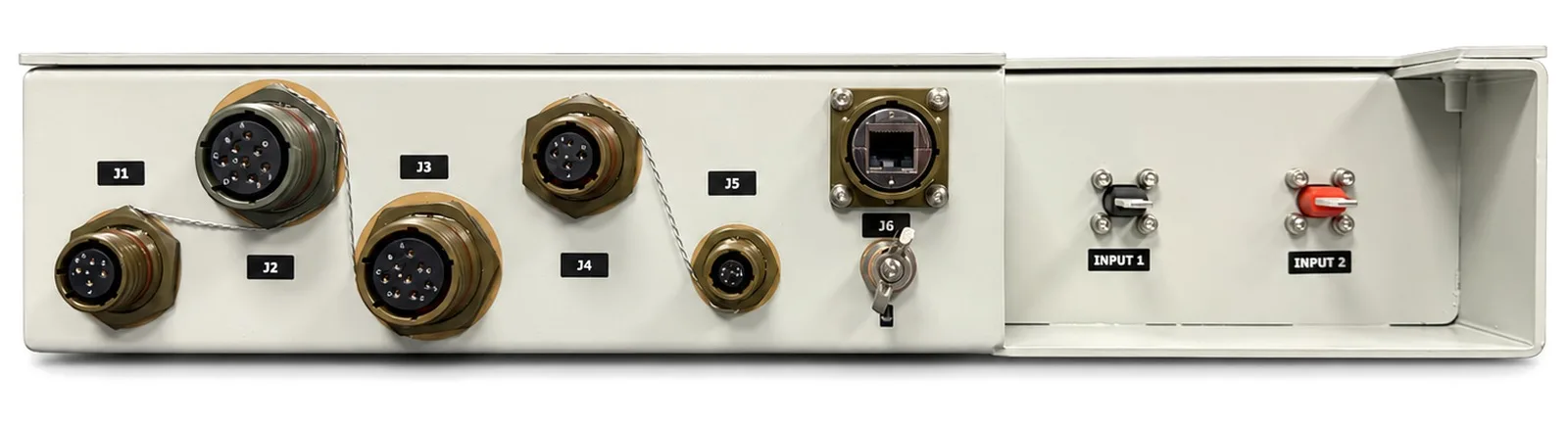 DC-PDCU-11 arka panel — dairesel askeri çıkış konnektörleri J1–J5, Ethernet J6 ve DC giriş terminalleri