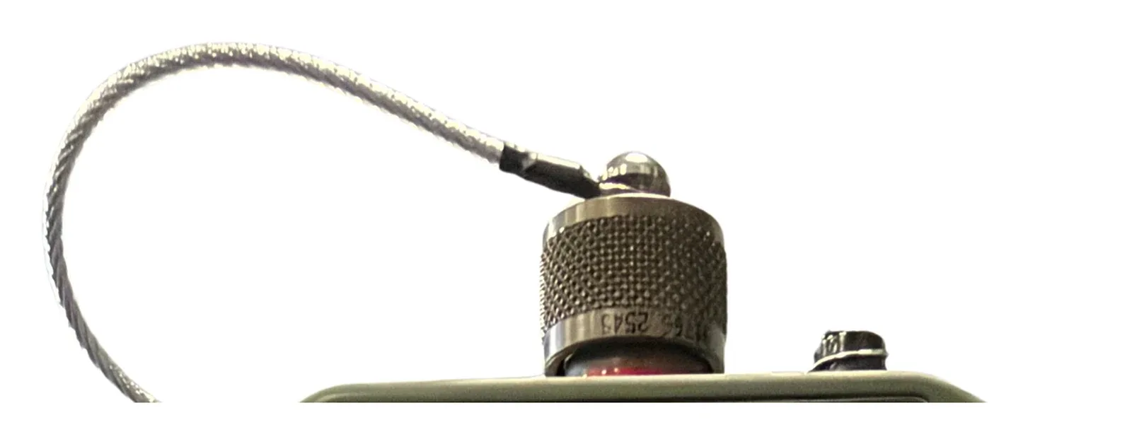 Mil-Drive HCU-400 — موصل MIL-DTL-38999 Series III مع غطاء واقٍ، لقطة مقرّبة