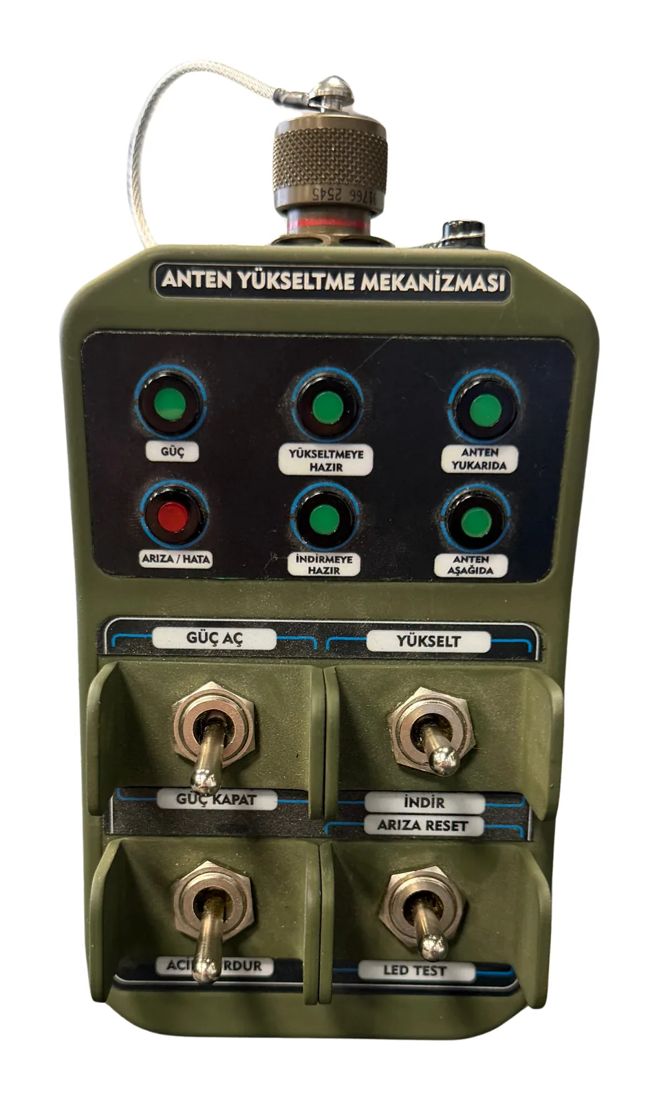 وحدة التحكم اليدوية السلكية Mil-Drive HCU-400 — منظر ثلاثي الأرباع من اليسار مع موصل الكابل والمفاتيح المحمية