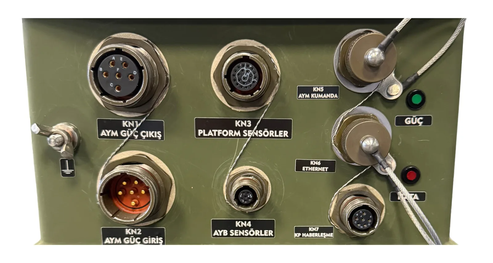 Mil-Drive MCU-400 — موصلات MIL-DTL-38999 Series III ومسمار التأريض، لقطة مقرّبة