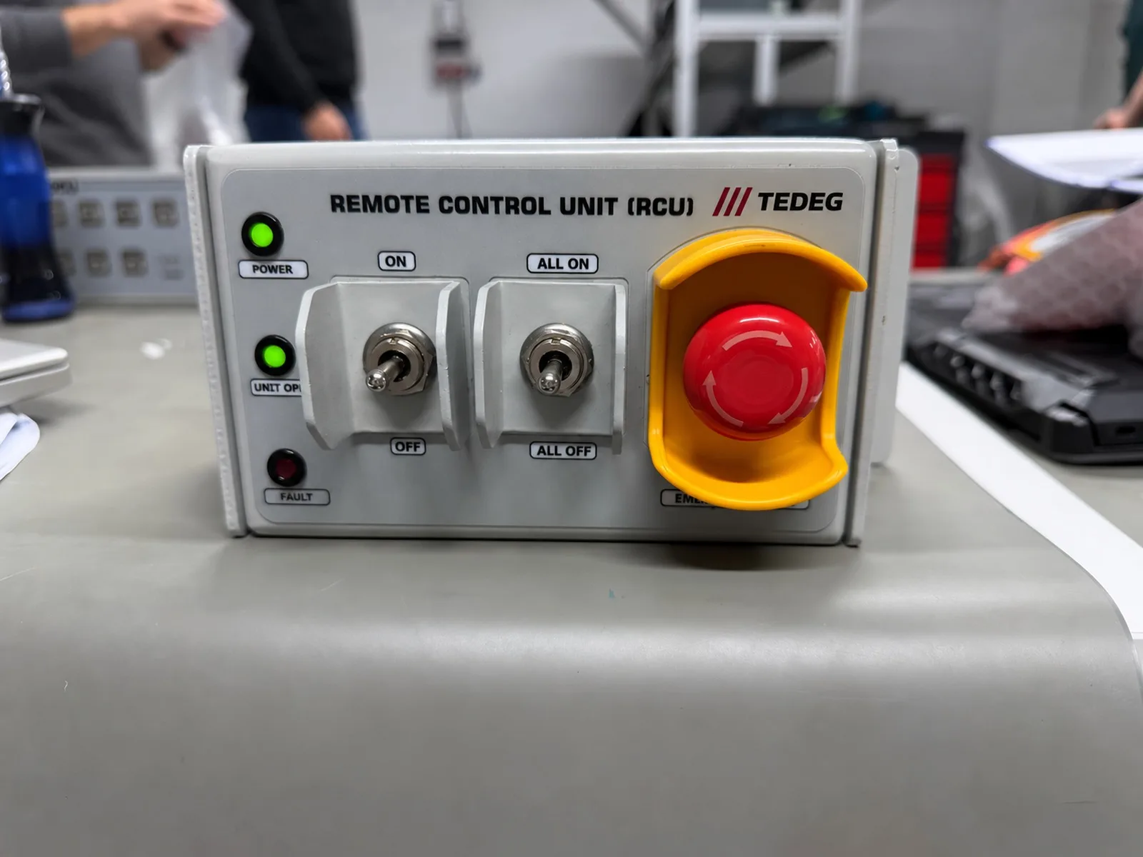وحدة ما قبل الإنتاج RCU-01 في بيئة الاختبار، ومؤشرات LED للحالة مضاءة